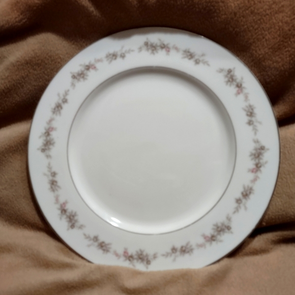 Wyndham Fine China "Wilton" Dinner Plate - Picture 1 of 7